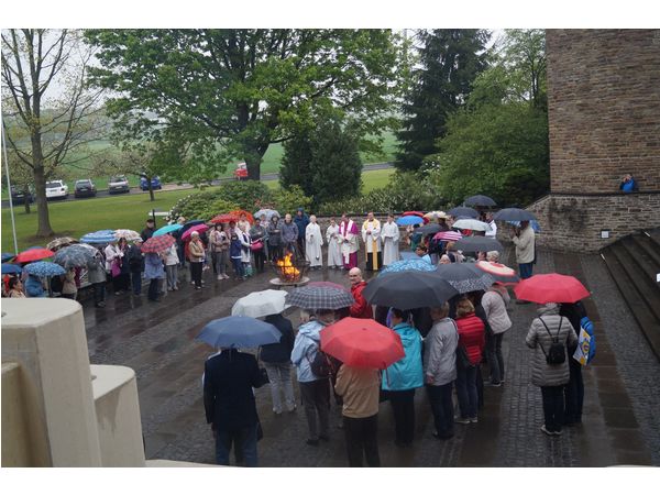 Trotz Regens viele Pilger beim Verbrennen der Krugzettel